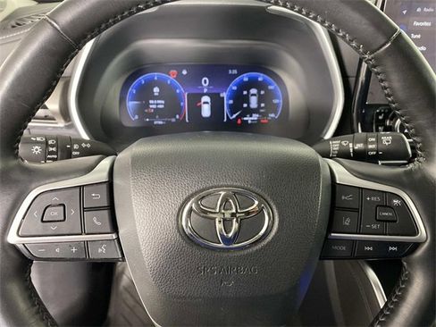 Used 2023 Toyota Highlander Limited image 17