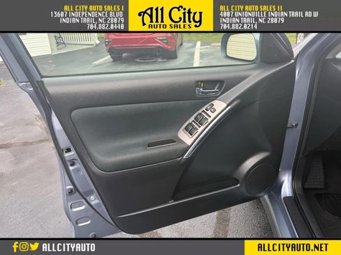 Used 2008 Toyota Matrix XR FWD image 12