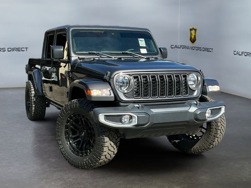 Used 2024 Jeep Gladiator Sport image 3