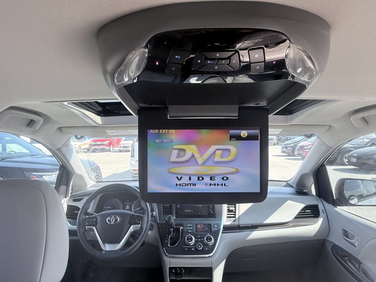 Used 2017 Toyota Sienna XLE w/ XLE Navigation Package FWD image 15