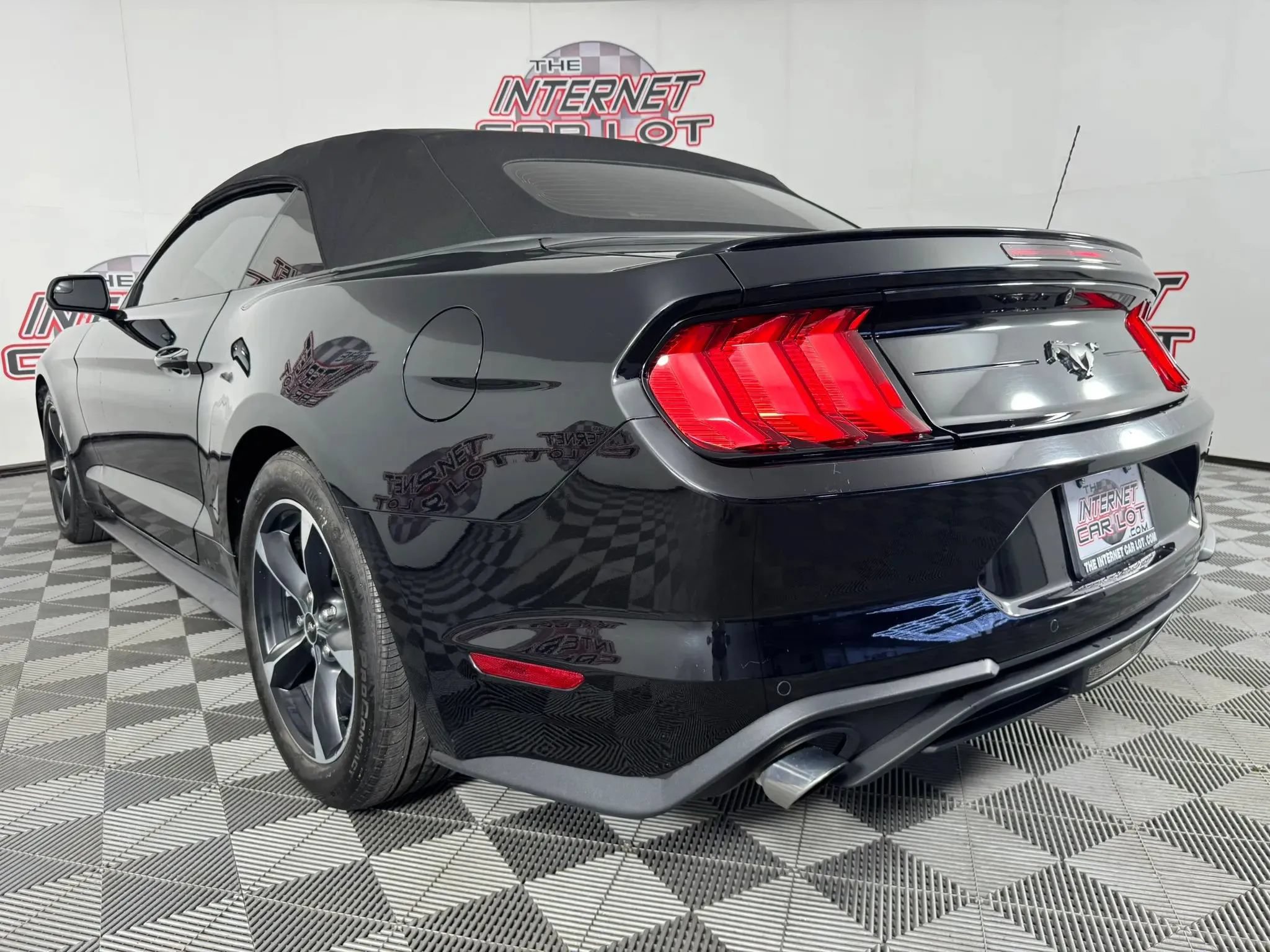 Used 2020 Ford Mustang Convertible w/ Equipment Group 101A RWD image 33