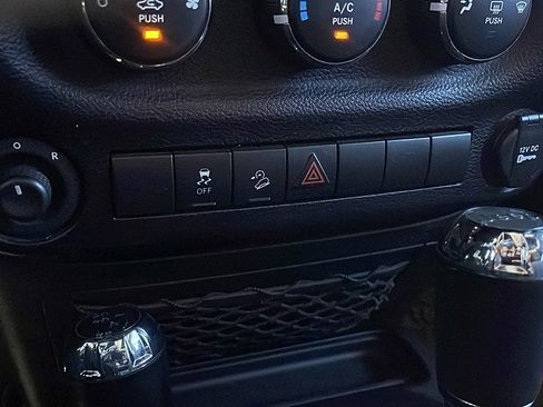 Used 2015 Jeep Wrangler Unlimited Sport w/ Quick Order Package 24S AWD/4WD image 17
