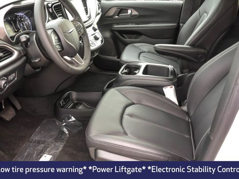 New 2026 Chrysler Pacifica Select image 5