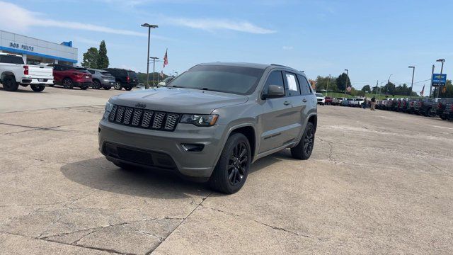 Used 2020 Jeep Grand Cherokee Altitude AWD/4WD image 4