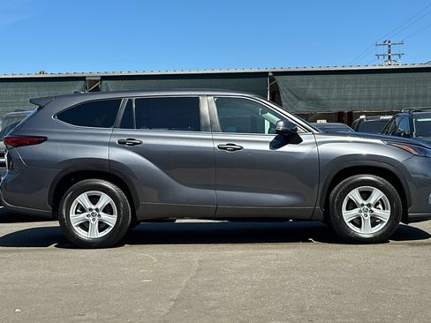 Used 2023 Toyota Highlander LE FWD image 3