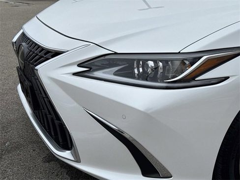 Used 2025 Lexus ES 300h w/ Luxury Package image 10