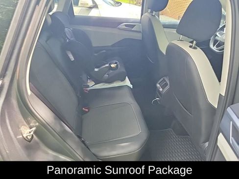Used 2025 Volkswagen Taos SE w/ Panoramic Sunroof Package FWD image 7