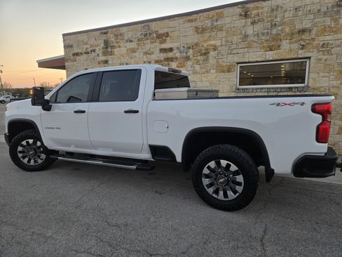 Used 2024 Chevrolet Silverado 2500 Custom w/ Custom Value Package image 3