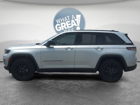 Used 2025 Jeep Grand Cherokee Altitude AWD/4WD image 7