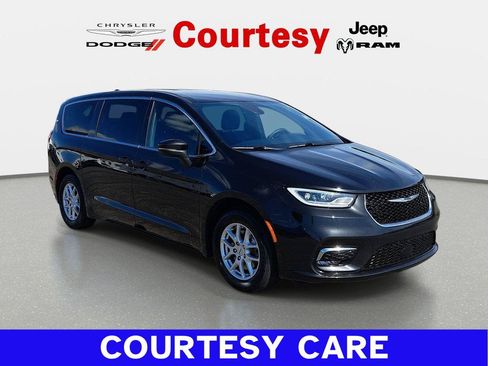 Used 2023 Chrysler Pacifica Touring FWD image 1