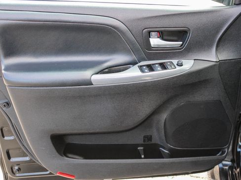 Used 2018 Toyota Sienna SE image 22