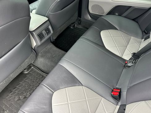 Used 2018 Toyota Camry XLE image 9