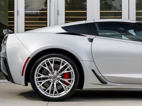 Used 2015 Chevrolet Corvette Z06 w/ 2LZ Preferred Equipment Group image 6