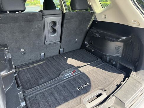 Used 2020 Nissan Rogue SV FWD image 13