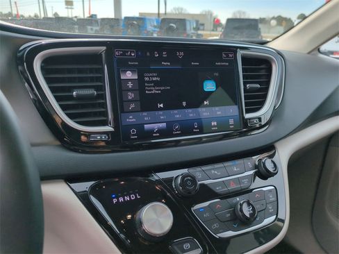 Used 2023 Chrysler Pacifica Touring-L image 18