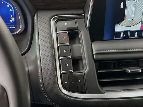Used 2024 Chevrolet Suburban Premier AWD/4WD image 19
