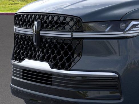 New 2025 Lincoln Navigator Reserve w/ Jet Appearance Package AWD/4WD image 17