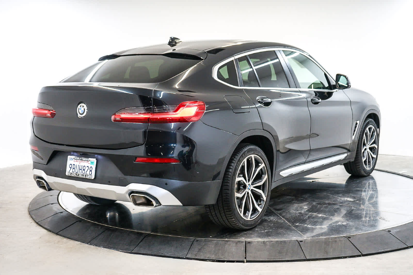 Used 2022 BMW X4 xDrive30i w/ Parking Assistance Package AWD/4WD image 7