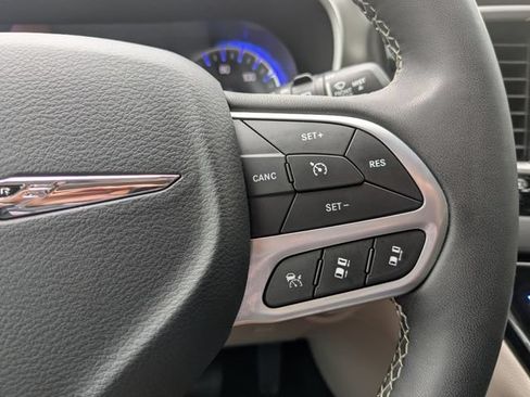 Used 2024 Chrysler Pacifica Touring-L FWD image 25