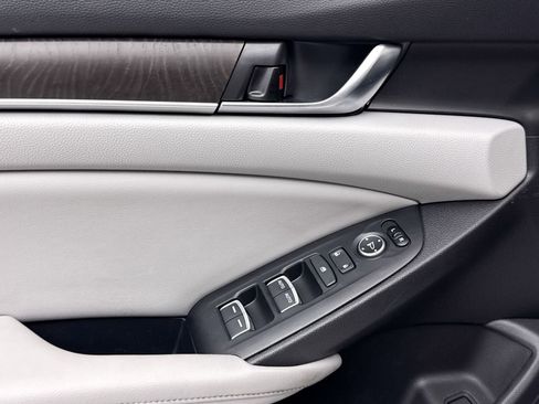 Used 2018 Honda Accord EX image 25