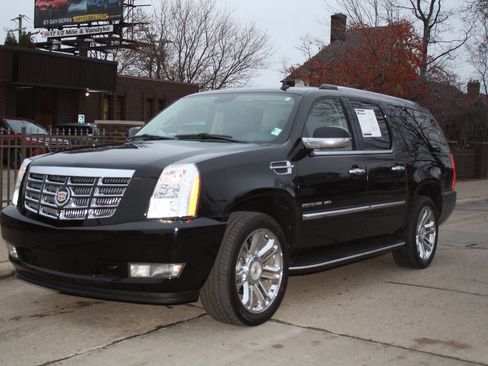 Used 2012 Cadillac Escalade ESV Luxury image 2