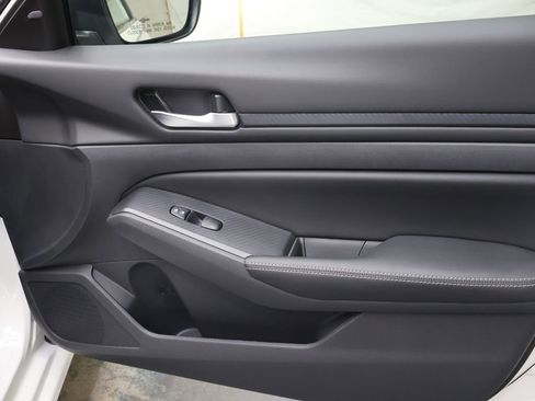 Used 2024 Nissan Altima 2.5 SV FWD image 11