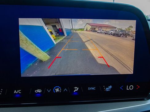 Used 2025 Chevrolet Traverse LT FWD image 17
