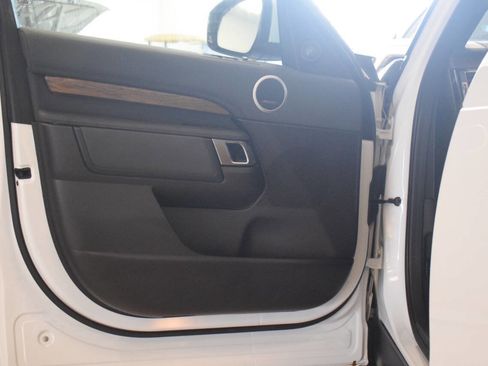 Used 2017 Land Rover Discovery HSE image 37