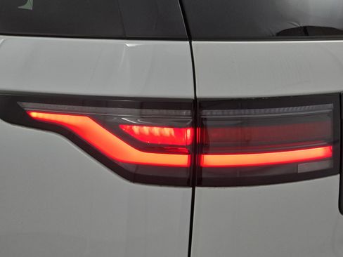 New 2025 Land Rover Discovery Dynamic SE image 36