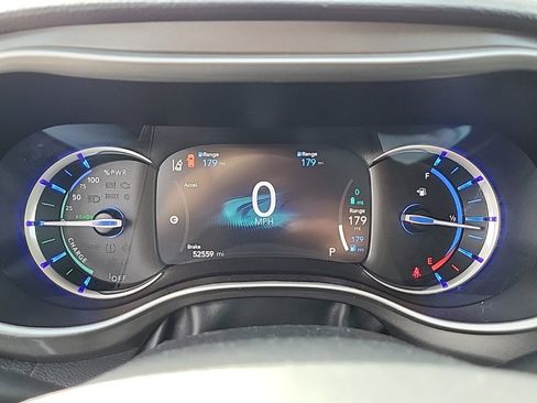 Used 2024 Chrysler Pacifica Select image 17