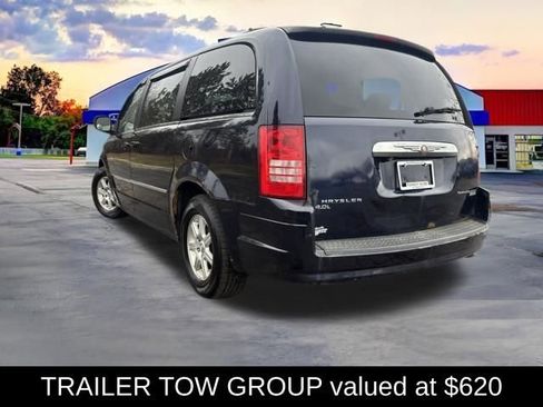 Used 2010 Chrysler Town & Country Touring image 5