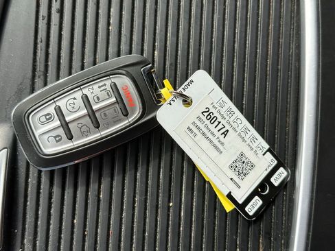 Used 2023 Chrysler Pacifica Touring-L image 37