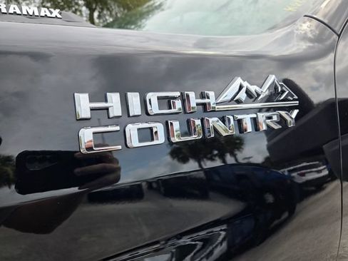 Used 2025 Chevrolet Silverado 2500 High Country w/ Technology Package AWD/4WD image 4