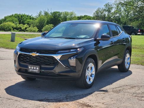 New 2026 Chevrolet Trax LS w/ LS Convenience Package FWD image 2