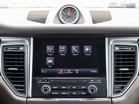 Used 2018 Porsche Macan image 14