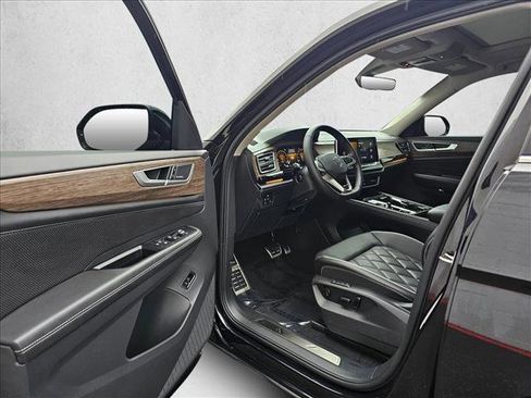 Used 2025 Volkswagen Atlas SEL Premium R-Line image 18