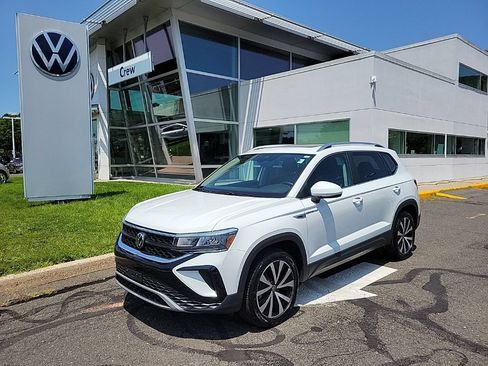 Certified 2023 Volkswagen Taos SE w/ Panoramic Sunroof Package AWD/4WD image 1