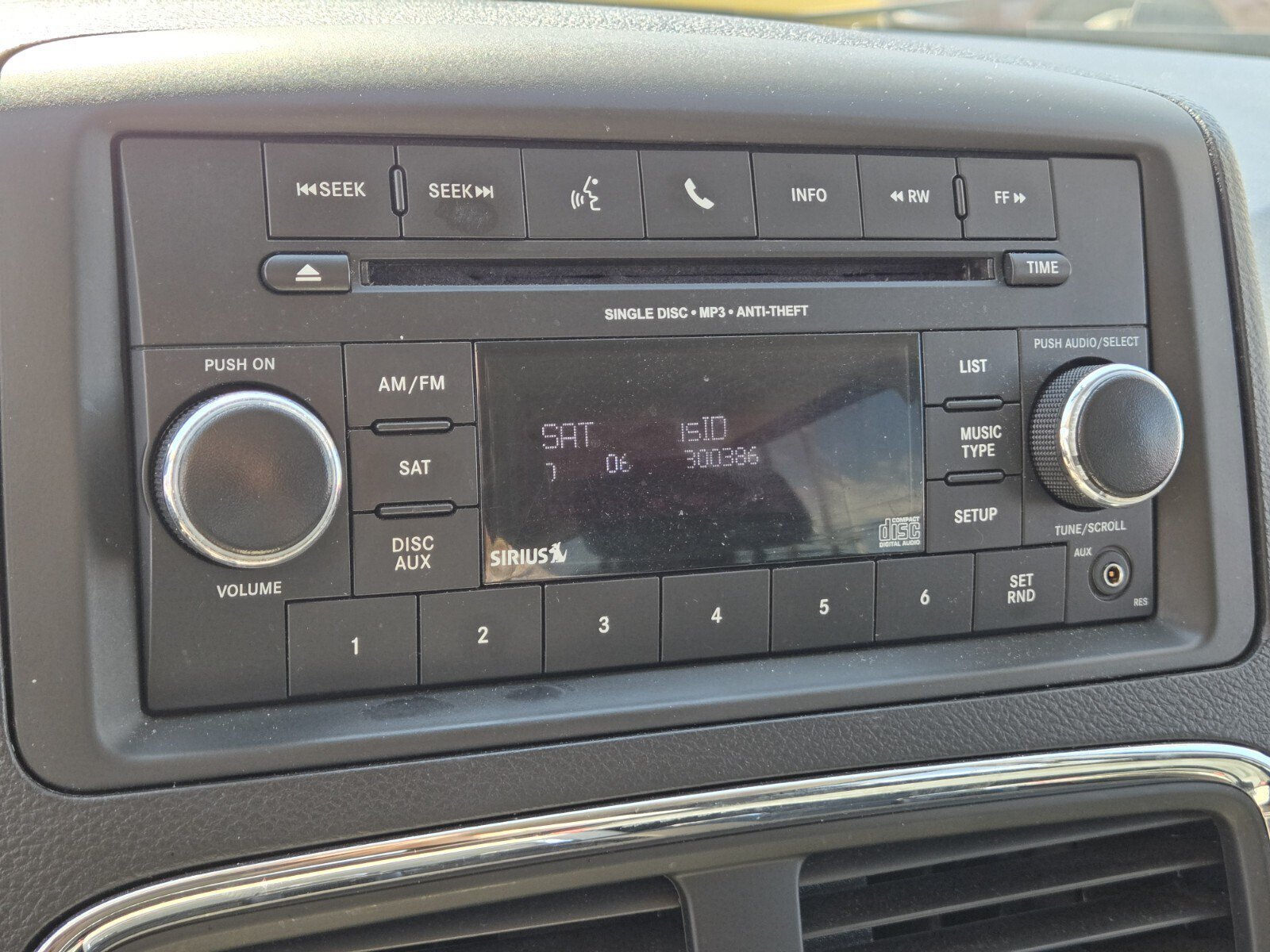 Used 2016 Dodge Grand Caravan SXT w/ UConnect Hands-Free Group FWD image 18