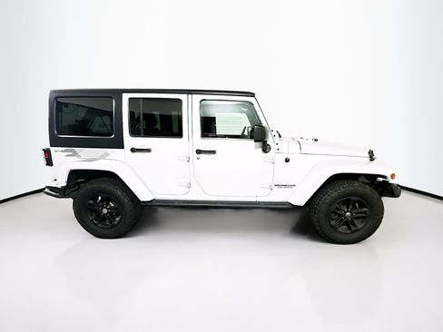 Used 2017 Jeep Wrangler Unlimited Sahara AWD/4WD image 10