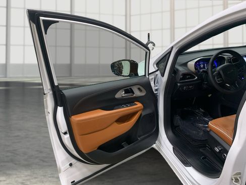 New 2026 Chrysler Pacifica Pinnacle image 19