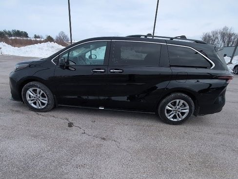 Used 2025 Toyota Sienna XLE image 9