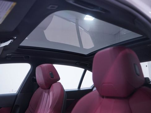 Used 2024 BMW i5 eDrive40i w/ M Sport Package image 8