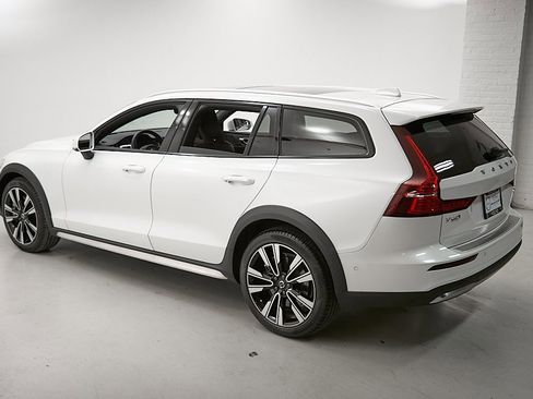 Certified 2024 Volvo V60 B5 Cross Country Ultimate image 7