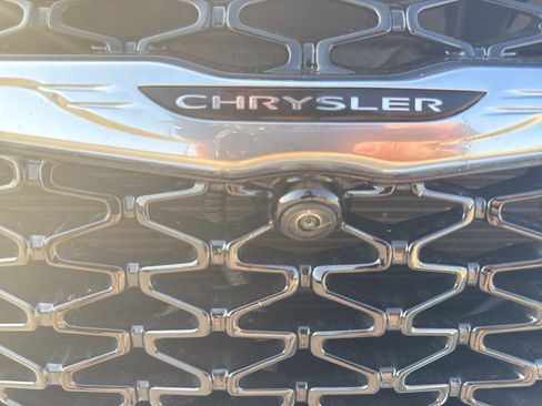 Used 2024 Chrysler Pacifica Limited w/ Uconnect Theater Family Group image 4