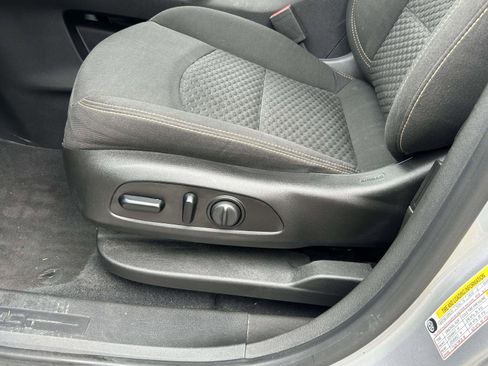 Used 2021 GMC Terrain SLE w/ Driver Convenience Package image 19