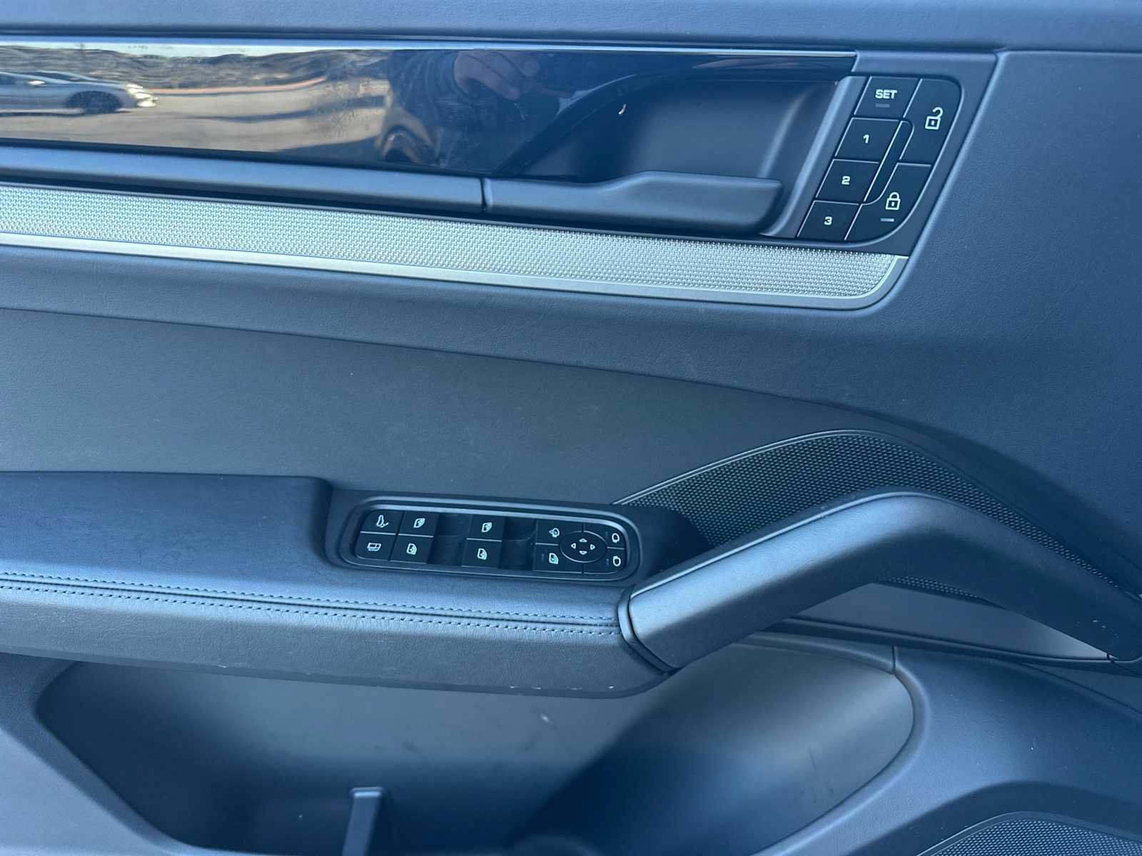 Certified 2025 Porsche Cayenne E-Hybrid AWD/4WD image 12