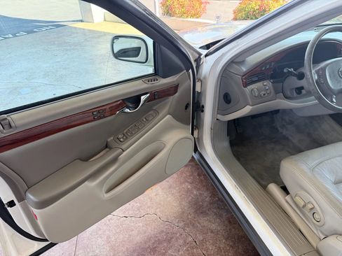 Used 2002 Cadillac De Ville Sedan 4D w/ Comfort/Convenience Pkg image 10