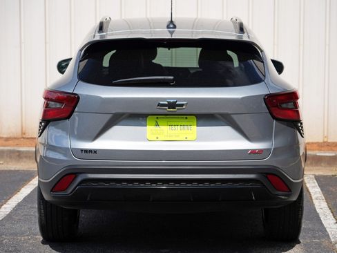 Used 2025 Chevrolet Trax RS FWD image 43