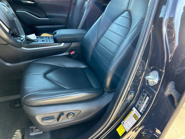 Used 2021 Toyota Highlander XLE AWD/4WD image 13