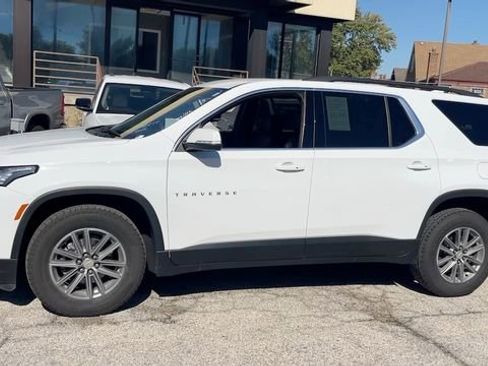 Used 2023 Chevrolet Traverse LT image 3